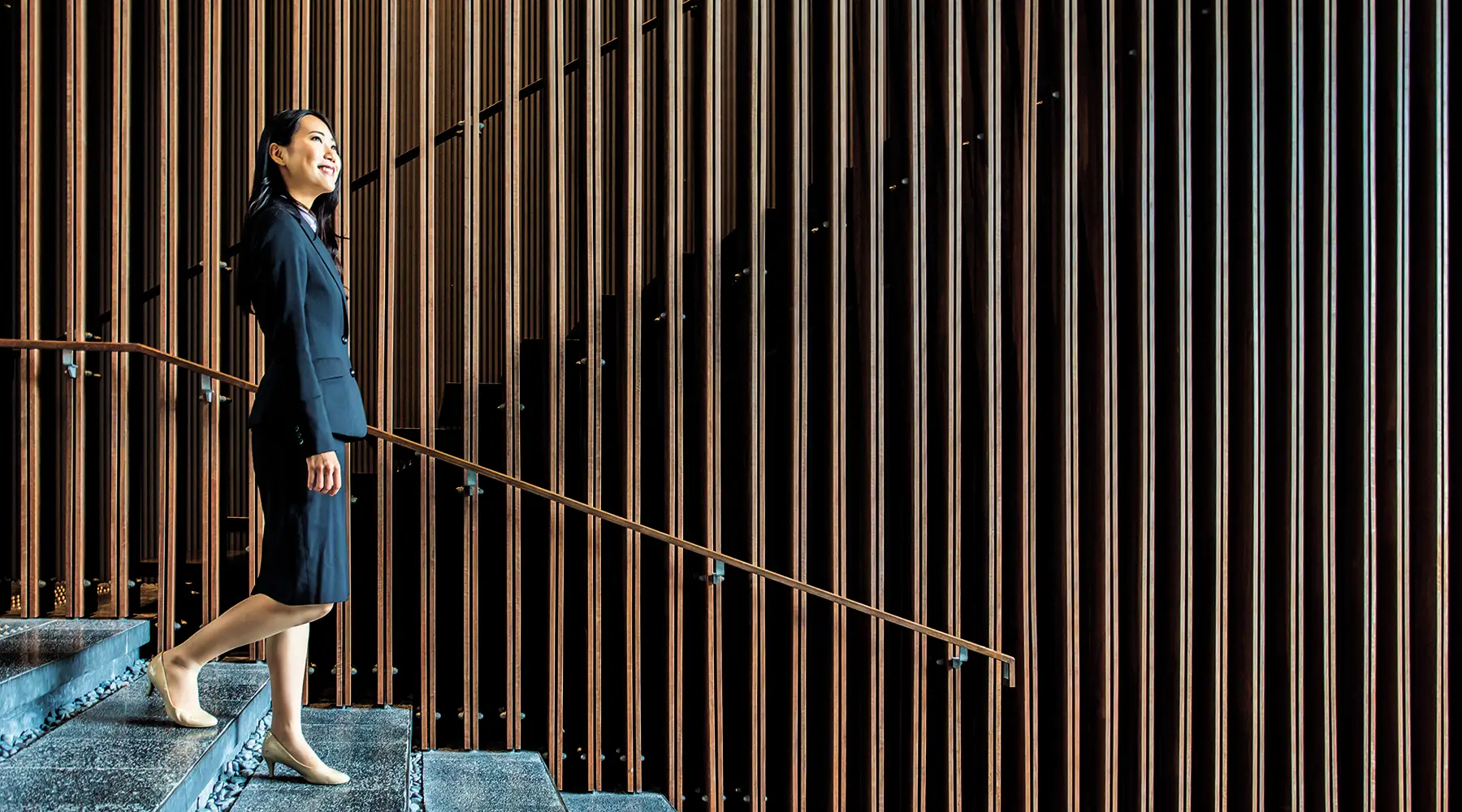 Professional-Japanese-Businesswoman-Walking-on-Stairs-in-an-Office-Lobby-609427514_PETIT copie Professional-Japanese-Businesswoman-Walking-on-Stairs-in-an-Office-Lobby-609427514_PETIT copie